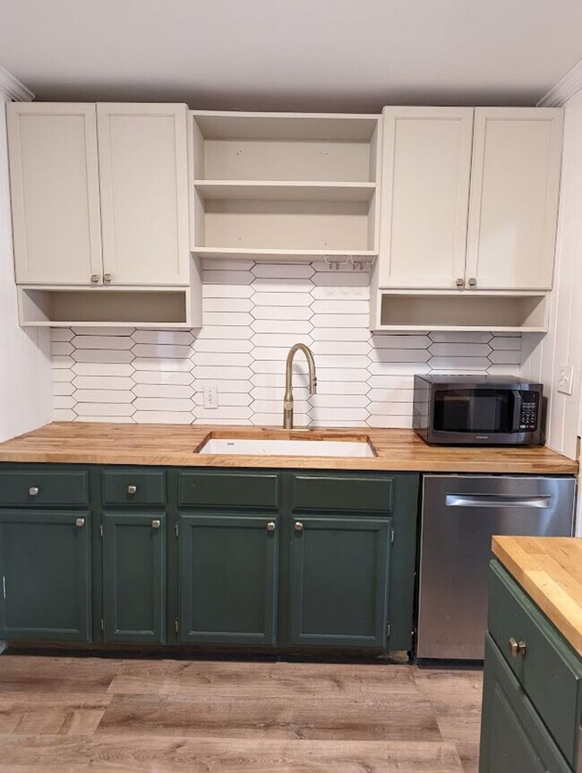 Building Photo - 2 Bed 1 Bath Plus Bonus Living/Office Cottage Style Home-The Village NW OKC