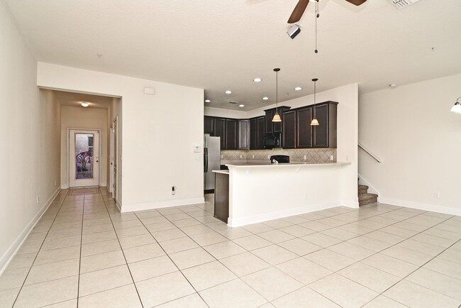Building Photo - Lovely Town Home Available