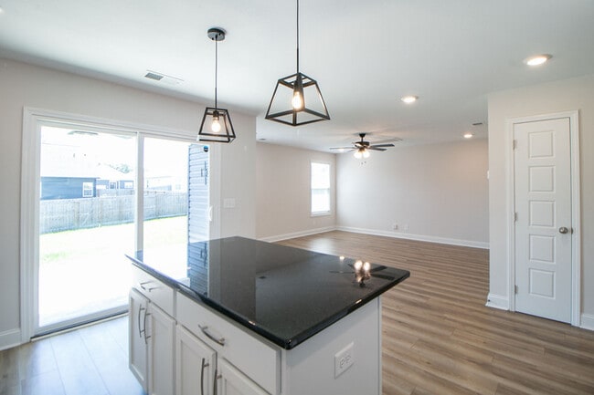 Building Photo - 433 Pomeroy Dr