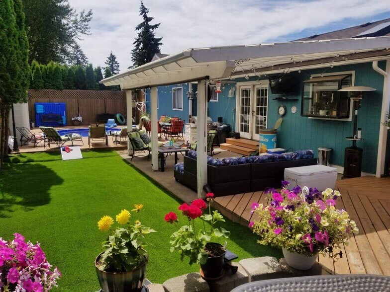 Backyard summer - 24028 25th Ave S