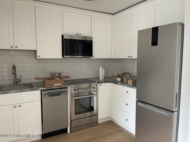 Building Photo - 423 Broadway