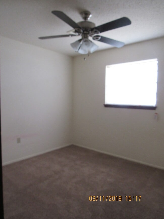 Building Photo - PET FRIENDLY :) Under 20 lbs