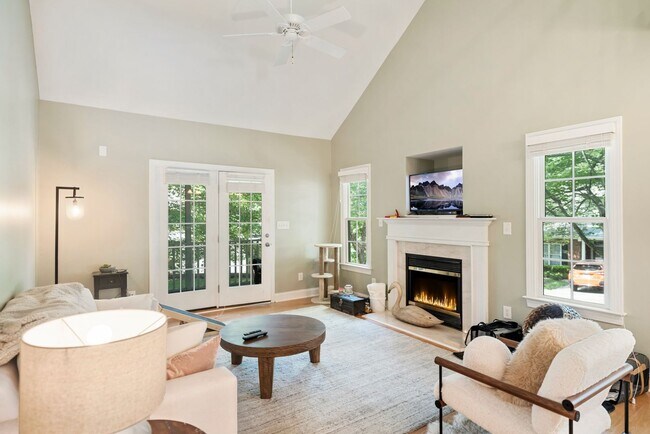 Building Photo - Available 07/10/26! Lovely 3 bedroom townhome close to the Eno River in Country Club Heights!