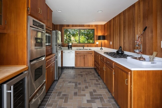 Building Photo - 3Bd/3.5Ba Clyde Hill Home
