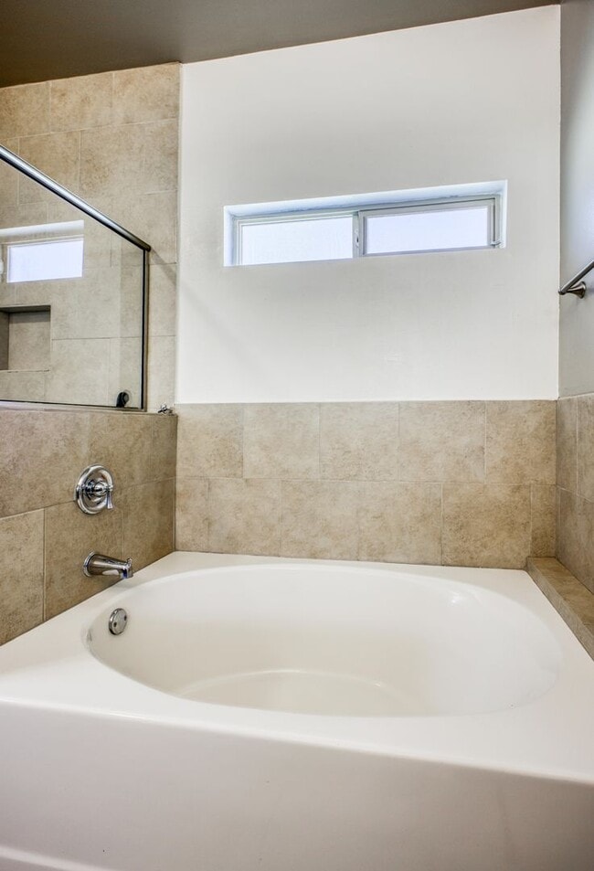 Building Photo - Eastside Beautiful 3 bed/2 baths for RENT