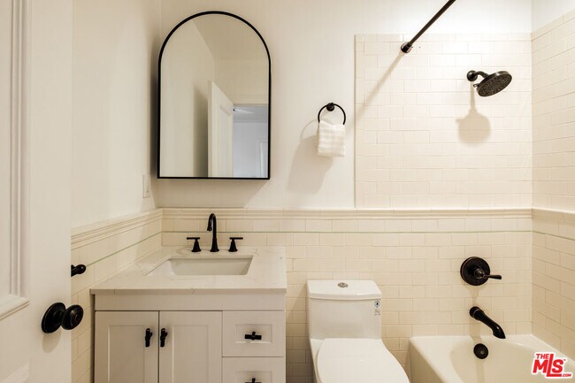 Building Photo - 866 N Doheny Dr