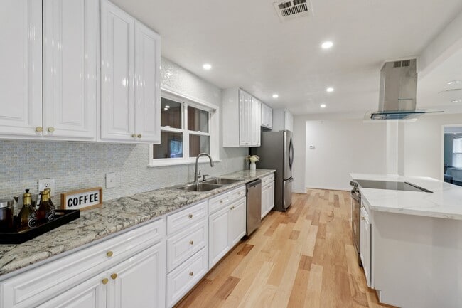 Building Photo - 10328 Shadow Oaks Dr