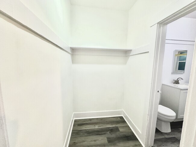 Building Photo - 1278-04 N Wilton Place