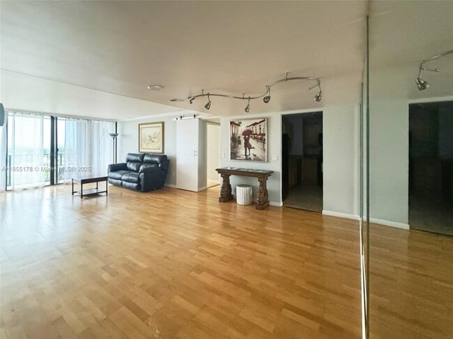 Building Photo - 5600 N Flagler Dr