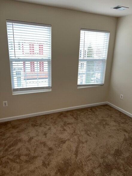 Building Photo - 5 Lookout Dr