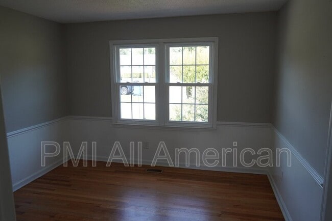 Building Photo - 622 Bedford Rd