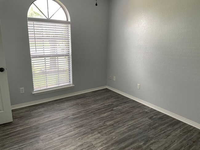 Building Photo - Completely remodeled and ready for move in...