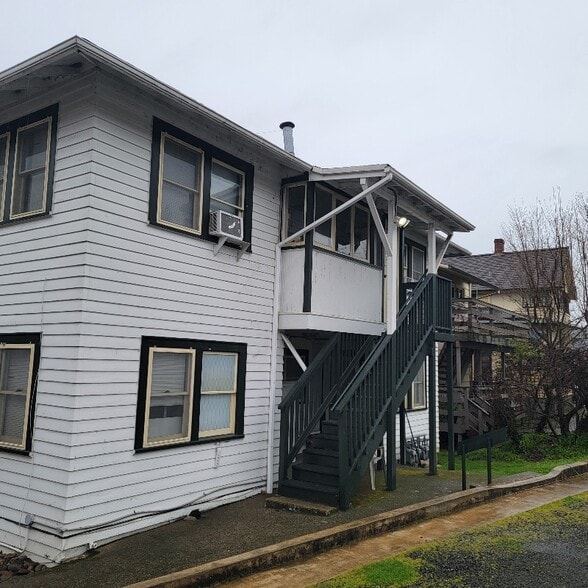 Building Photo - 721 SE Kane St