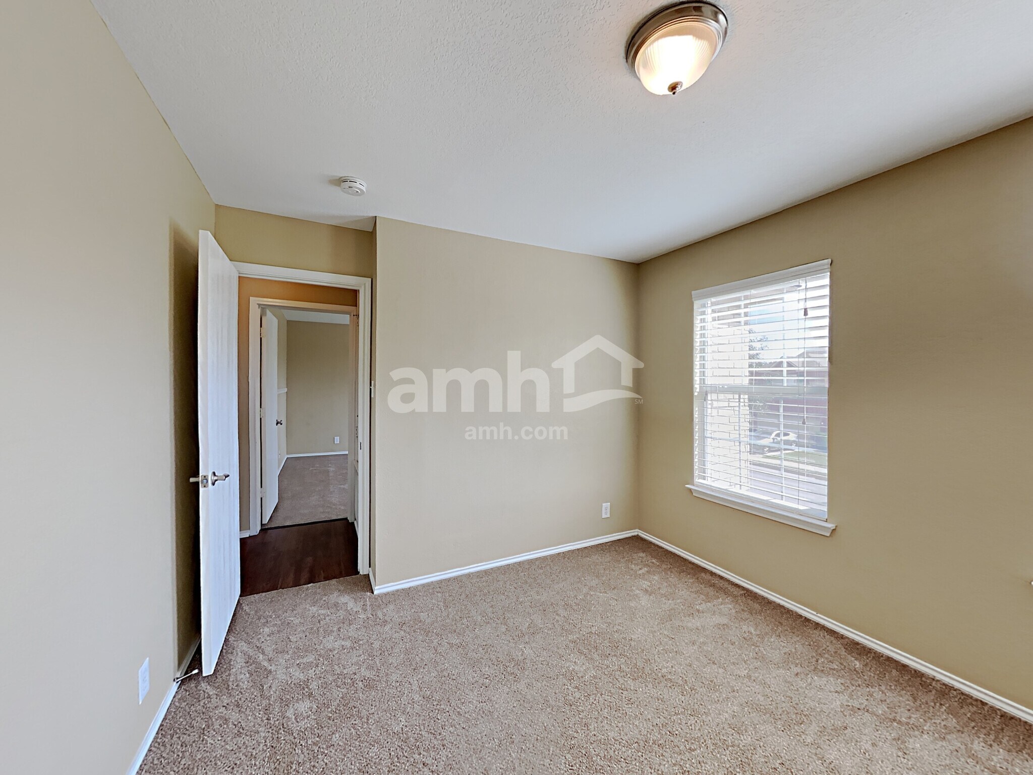 Building Photo - 1303 Range Fld