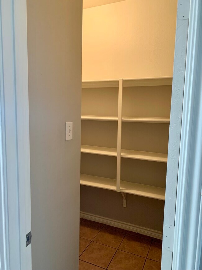 Building Photo - 1415 Millbrook Ln