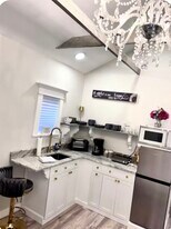 Building Photo - 686 Morford Ave