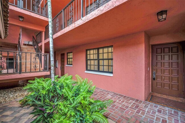 Building Photo - 250 E Royal Palm Rd