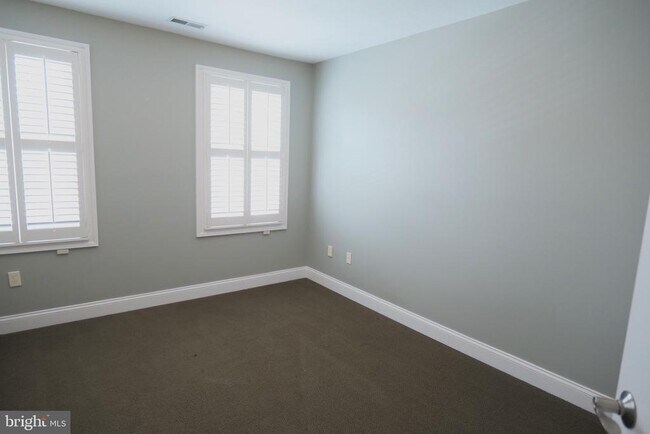 Building Photo - 4536 Fairfield Dr