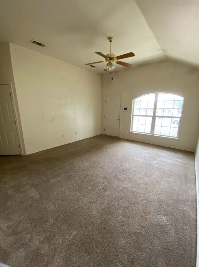 Building Photo - 904 Crymes Ln