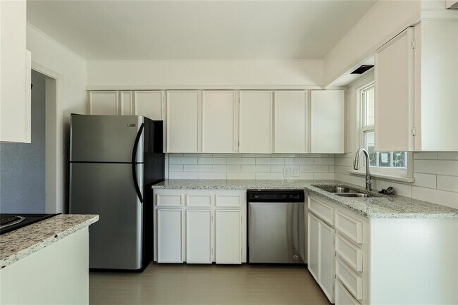 Building Photo - 113 E 12th St