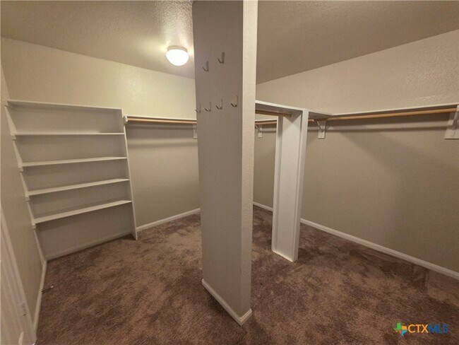 Building Photo - 423 Wrought Iron Dr