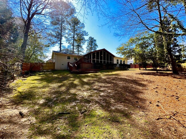 Building Photo - 2228 Meadowvale Dr NE