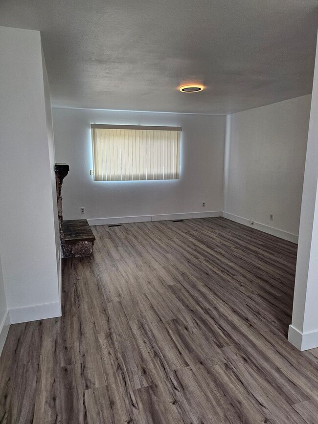 Building Photo - Cute 3 Bed 1 Bath Condo in Orem for Rent! ...