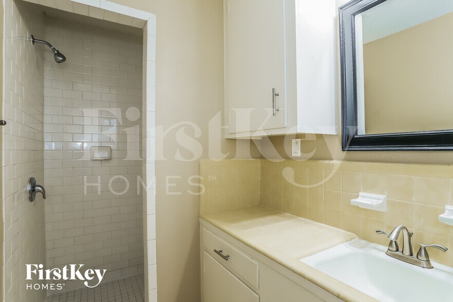 Building Photo - 813 Luella Ave