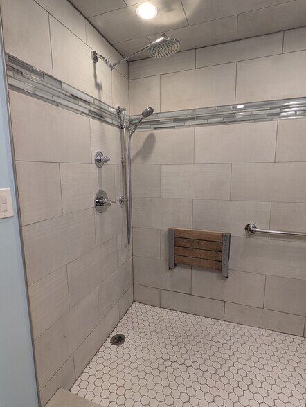 Building Photo - 510 W 45th St