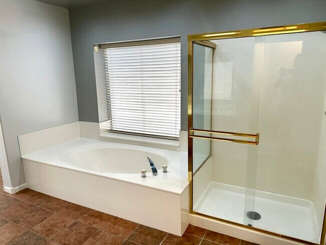 Building Photo - Spectacular Club West Executive home on co...