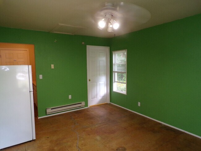 Building Photo - Unique 2 Bed 2.5 Bath Country Home!