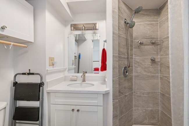 Building Photo - Fully Furnished Studio, 1 Bath. NO parking. Electric water and sewer are included in the rent.