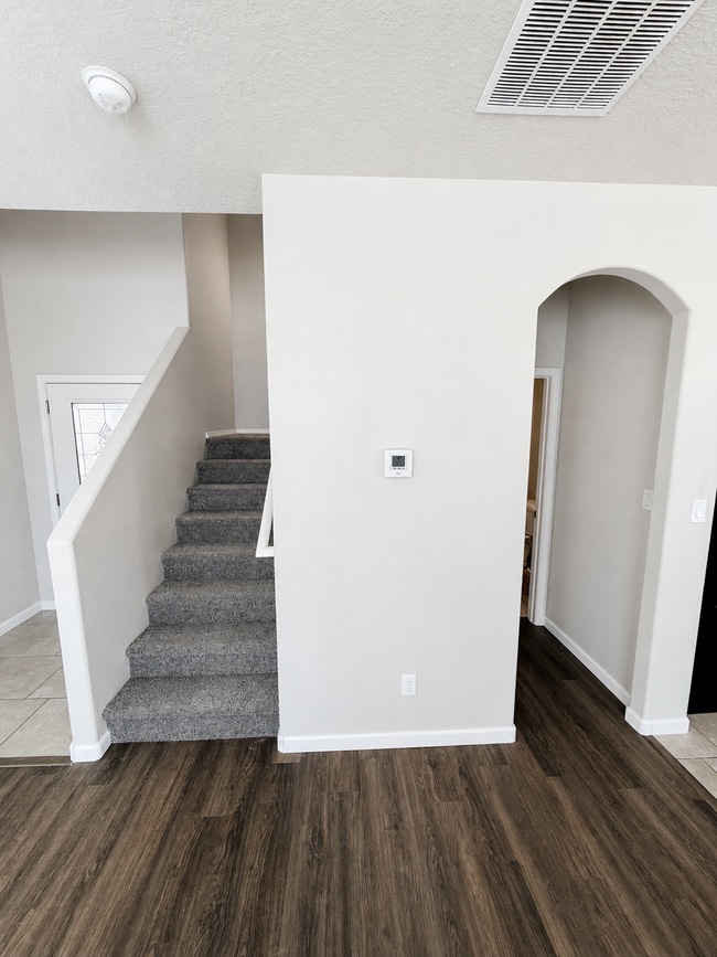 Building Photo - 8936 Mission Ridge Dr