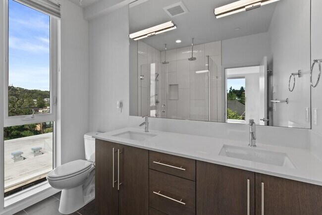 Building Photo - Stunning Columbia City Townhome w/ Views and Air Conditioning