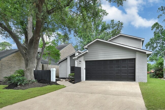 Building Photo - 20006 18th Fairway Dr
