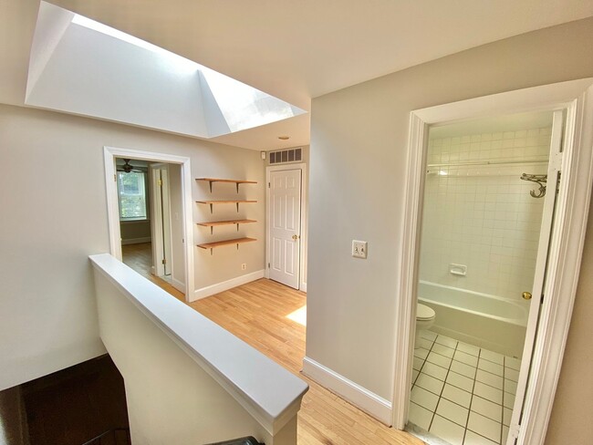 Building Photo - Chic Shaw Townhouse 2bd/2.5 bath with Deco...