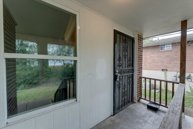 Building Photo - Charming Renovated 2-Bedroom Duplex Near D...