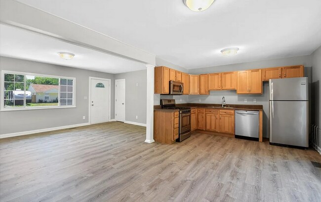 Building Photo - 4 bedroom 2 bathroom located in Champaign- Available August!