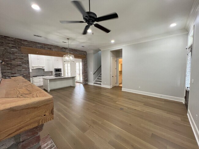 Building Photo - Stunning 4 bedroom, 3 bathroom 2 story hom...