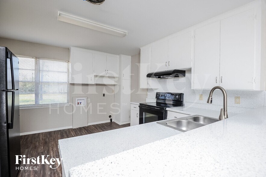 Building Photo - 1029 Usher St