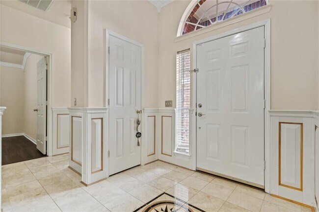 Building Photo - 10115 Willow Crossing Dr