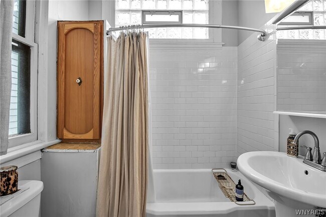 Building Photo - 370 Bryant St