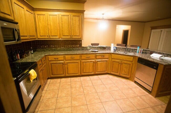 Building Photo - 3 Bed Home