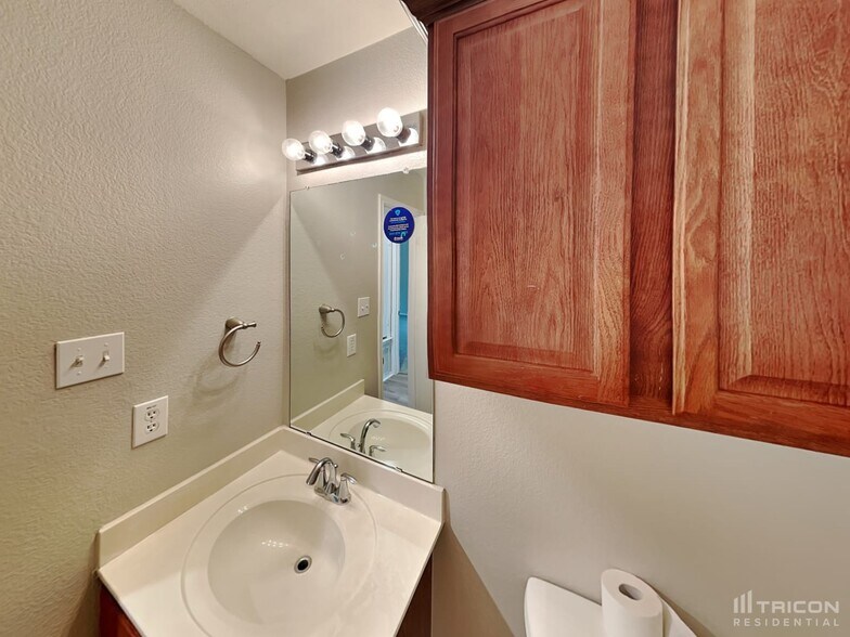 Building Photo - 204 Blue Roan Dr