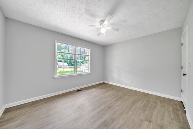 Building Photo - 608 Wood Ridge Dr