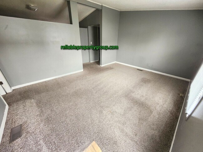 Building Photo - New Listing!!