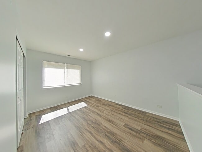 Building Photo - 945 Park Hill Cir