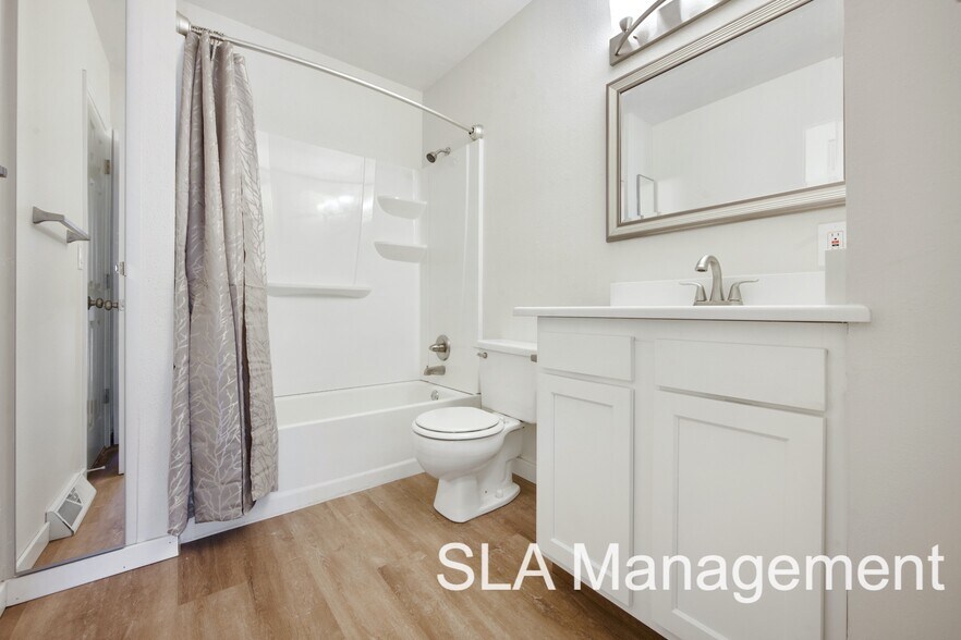 2nd Fl Bath - 1320 Vivian St