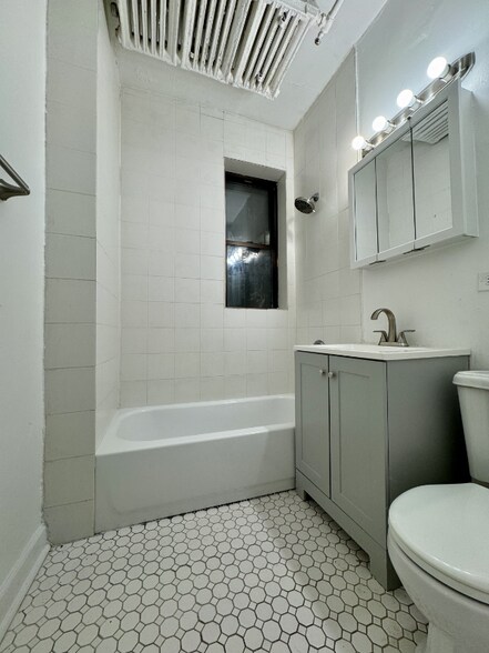 Building Photo - 5054 N Kenmore Ave