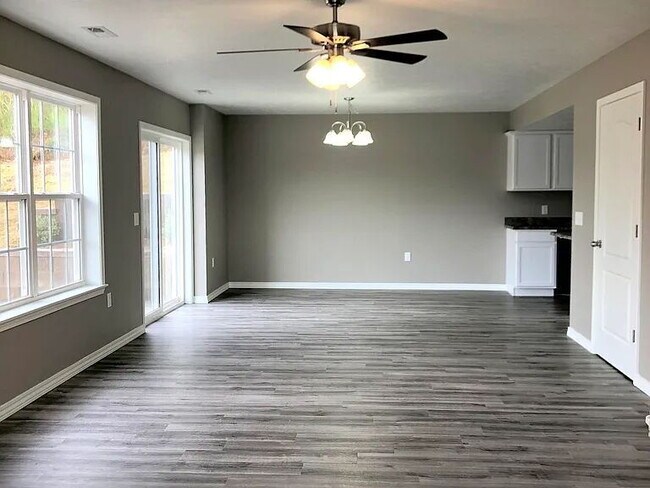 Building Photo - Cute town house with lawncare included!